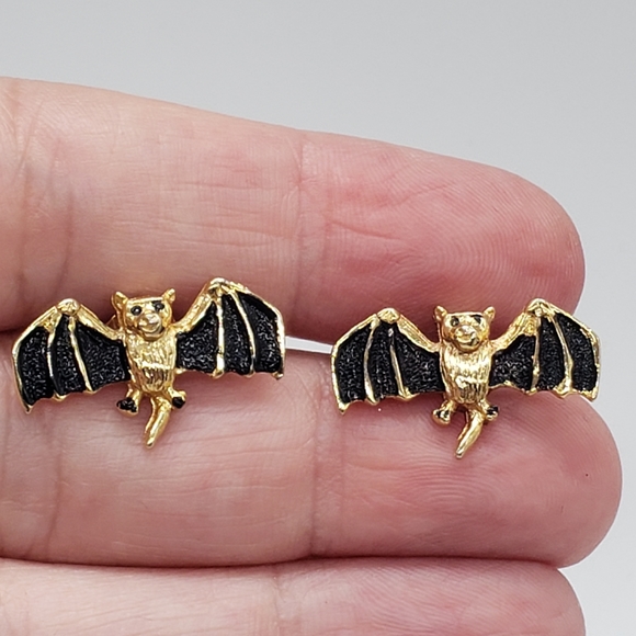 Vintage Flying Bat Halloween Stud Earrrings - Picture 6 of 6